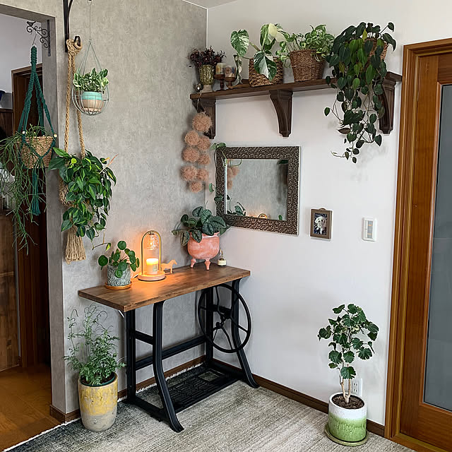 Lounge,チューリップ,ミシン脚テーブルDIY,キャンドル,キャンドルウォーマー,レトロ,観葉植物,グリーン,ディスプレイ棚,観葉植物のある暮らし,コメントお気遣いなく(⁎ᴗ͈ˬᴗ͈⁎),見ていただいて感謝です♡,春,DIY棚,ディスプレイコーナー,一番好きな場所,庭,レンガ,植木鉢,かご・バスケット ponyoの部屋