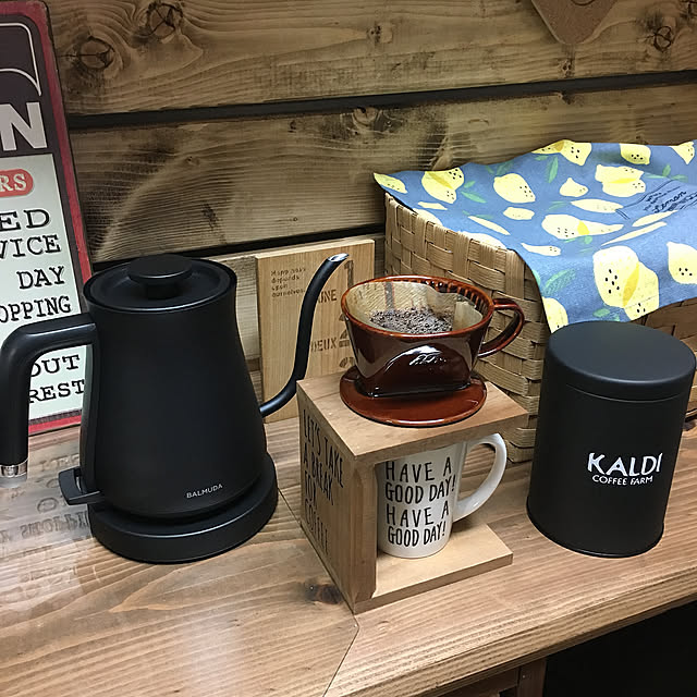 My Desk,ドリッパースタンド,バルミューダ,雑貨好き,カフェ風キッチン,コーヒードリッパー,カルディ,コーヒードリッパーとスタンド,カリタ,カルディのキャニスター缶,セリア,バルミューダケトル,建売住宅 minakoの部屋