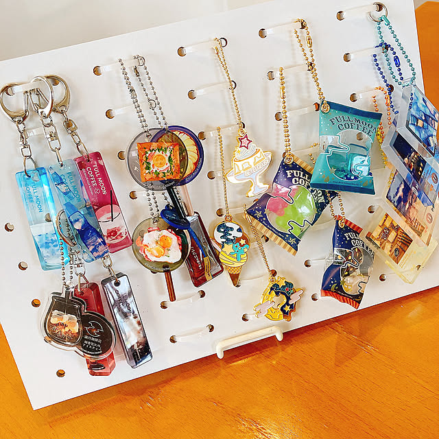 Lounge,パンチングボード,コレクション,ガチャガチャ,100均,セリア,有孔ボードディスプレイ,有孔ボード,結束バンドで固定,結束バンド harasaの部屋