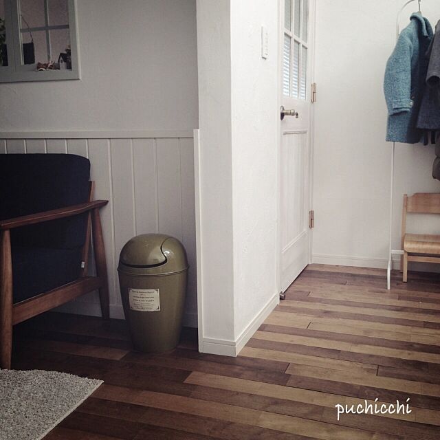 ソファ,腰板,塗り壁,無垢板,IKEAハンガーラック,ゴミ箱 puchicchiの部屋