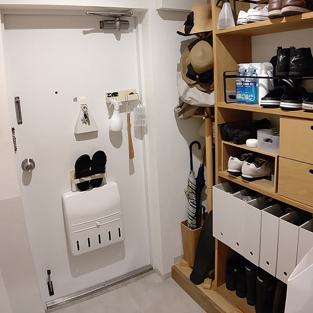 傘の置き場所,築古マンション,ケチケチリフォーム,床シュガーメイプル,猫と暮らす。,脱走防止柵,無印良品,隠す収納派,ニトリ,スタッキングシェルフ,下駄箱,My Shelf,玄関収納,靴収納,ファイルボックス活用,収納ボックス,玄関,除菌対策,かける収納,シンデレラフィット,サンダル収納,ドア収納,鍵置き場,くつべら,除菌スプレー,マグネット傘立て,ゴミ箱,雨具 収納,玄関　収納,収納 hihaの部屋