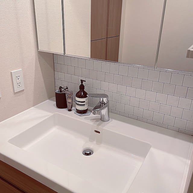 seria,セリアリメイクシート,リメイクシート,1LDK2人暮らし,IKEA,1LDK,ホワイトインテリア,モノトーンインテリア,ESOP,洗面台,モノトーン,メガネ置き,サボン,Bathroom doriの部屋