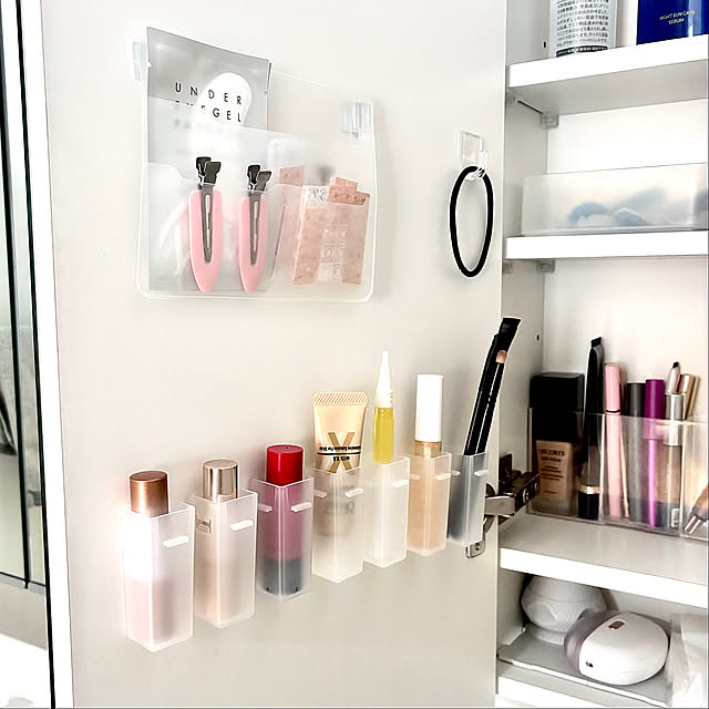 Bathroom,収納見直し中,収納アイデア,100均収納,100均,じゃない使い方,連結できる軟膏スタンド,セリア,メイクブラシ収納,リップ収納,コスメ収納,鏡裏収納,三面鏡収納,三面鏡裏収納,三面鏡,洗面所 収納,洗面所,インスタ→h___m.z.k,浮かせる収納 h___m.z.kの部屋