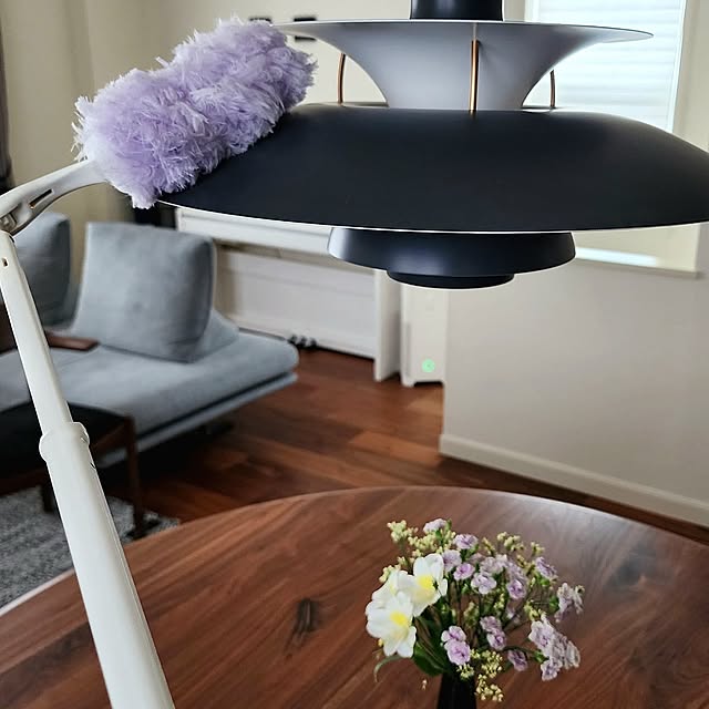 Lounge,新生活,クイックルハンディ,クイックルハンディ 伸び縮みタイプ,ホコリ,ホコリが積もらない家,ホコリとの闘い,ホコリをとらえて離さない！,髪の毛キャッチ,髪の毛,髪の毛対策,家中これ1本,家中お掃除,長電話,タイパのいい暮らし,タイパ,ながら掃除,ながら家事 75の部屋