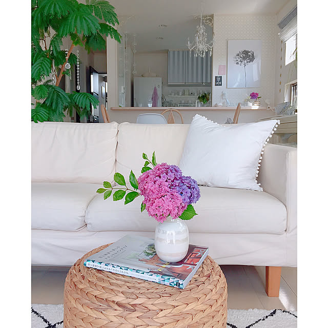 Lounge,H&M HOME,クッション,ソファー,ヒヤシンススツール,オマジオパール,フラワーベース,花のある暮らし,紫陽花,ホワイトインテリア,ナチュラル,シンプル,ホワイト Rの部屋