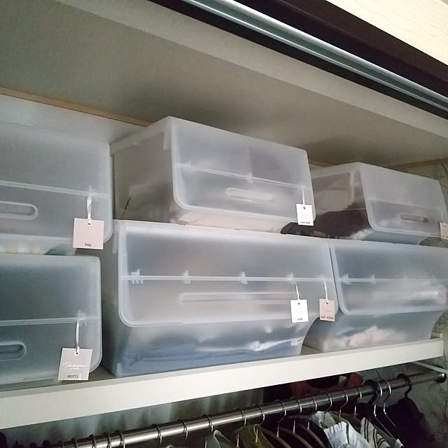 Bedroom,クローゼット,暮らしの投稿,サンカ,フロック,froq,上段,半透明ケース,セリア,ラッピングタグ,じゃない使い方,テプラ,ラベリング,住所を決めて収納,ざっくり収納,分別収納,スリーピー,滑らないハンガー,百均,ブラザーピータッチ meiの部屋