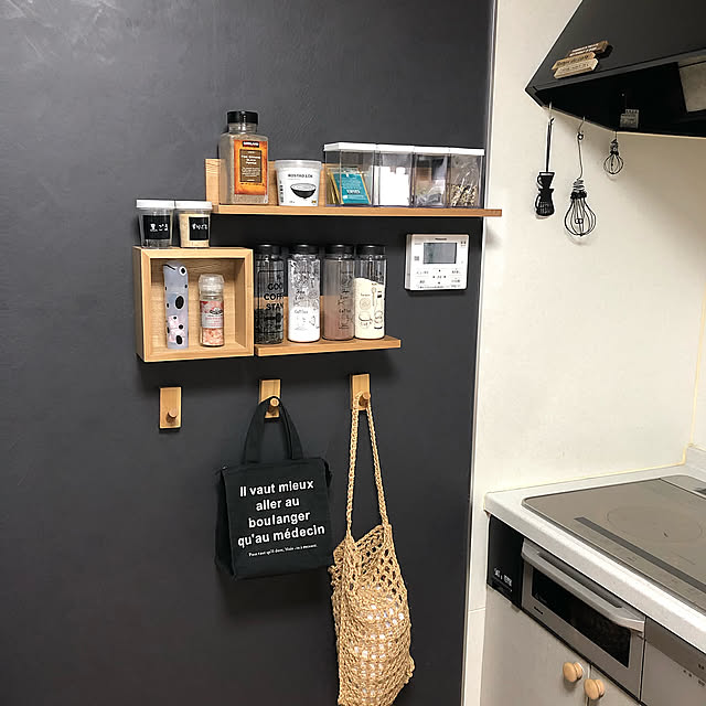 無印良品フック,iedori,おしゃれな部屋にしたい,丁寧な暮らし,賃貸インテリア,壁面収納,珪藻土調壁紙,いつも楽しませてもらってます,グレーブラックの壁紙,アクセントクロス,セルフリノベーション,いつもいいねやコメントありがとう♡,Kitchen CoffeeHouseの部屋