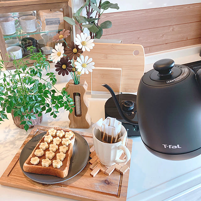 美味しいコーヒーと共に,朝食,ブラウン,温度コントロールタイプ,ティファール,おうちカフェ,電気ケトル,いいね、フォロー本当に感謝です♡,グリーンのある暮らし,丁寧な暮らし,暮らしを楽しむ,観葉植物のある暮らし,グリーンのある生活,グリーン,すきなものに囲まれた暮らし,いつも見てくださって、感謝です♡,ナチュラルインテリア,コメントお気遣いなく♡,カフェ風インテリア,クレイフラワー,キッチン,ティファールのケトル,フラワーベース,Kitchen e.and.m.mamaの部屋