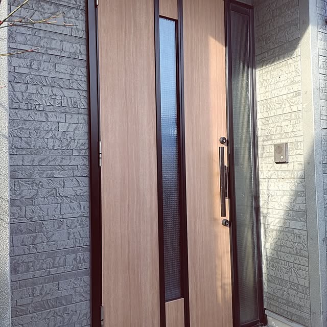 Entrance,玄関ドアリフォーム,ダイノックシート,ダイノックシート施工,ダイノック木目 chaymilの部屋