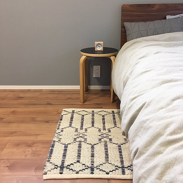 Bedroom,グレーのアクセントクロス,寝室,Dフロア ライトメープル,ニトリのスツール,アクタス,無印良品,グレー好き,無印良品ベッド hanaの部屋