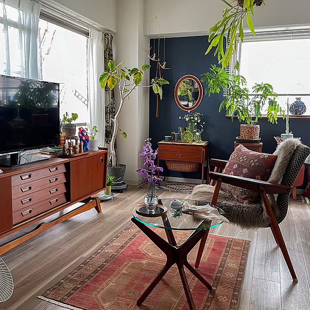 Lounge,トライバルラグ,サイドテーブル,ワンルーム,北欧インテリア,ひとり暮らし,賃貸インテリア,お花のある暮らし,ミックスインテリア,植物のある暮らし,好きなものに囲まれた暮らし,アクメファニチャー hitomiの部屋
