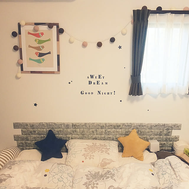 Bedroom,コットンボールランプ,布団,もようがえ病,ニトリのクッション,クイーンサイズ,ニトリ　ウォールステッカー,赤ちゃんのいる暮らし,寝室,こどもと暮らす。,100均,ダイソークッションレンガシート,星,ウォールデコ kasakasaの部屋