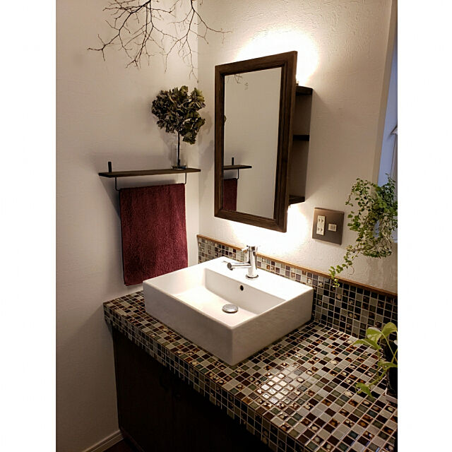 Bathroom,間接照明,今治タオル,アジサイドライ,モザイクタイルのカウンター retrospectivejapanの部屋