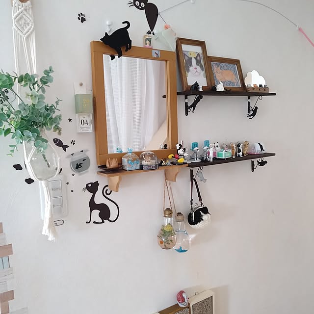 My Shelf,フォトフレーム,狭小住宅,猫のいる生活,猫と暮らす家,ダイソー,ディスプレイ棚,セリア,飾り棚,ねこのいる日常,ガチャガチャ,フェイクグリーン,ねこと暮らす。,ミニチュア koromaroの部屋