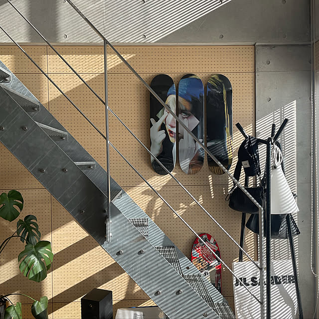 FLOS,打ちっぱなし,メゾネット,ブラックインテリア,フロアランプ,ヴィンテージ,観葉植物のある暮らし,観葉植物,デザイナーズ家具,アートのある暮らし,IKEA,インダストリアルインテリア,On Walls Kの部屋