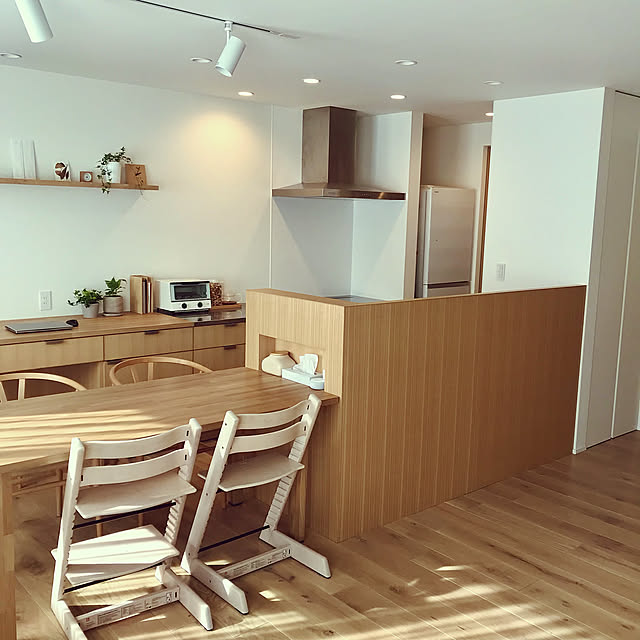 ストッケ トリップトラップ,yチェア,ニッチ,ダイニング横のニッチ,造作ダイニングテーブル,シンプルライフ,腰壁,造作キッチン,工務店で建てた家,シンプルな暮らし,平屋の家,平屋,セパレートキッチン,Overview uchinohirayaの部屋