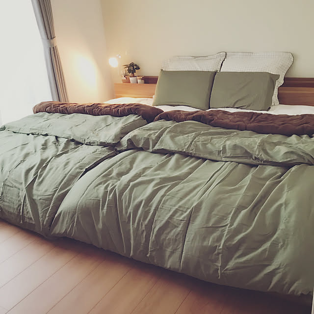 Bedroom,冬支度,ニトリの寝具,ローベッド,ニトリのベッドカバー,緑のクロス,グリーン,綿が好き,シンプルライフ,ニトリのカーテン,ベッドルーム,ファミリーサイズ,ニトラー,オータムカラー,居心地優先,睡眠は大事,アースカラー,ニトリ,綿100%,落ち着いた空間,連結ベッド,寝室,ナチュラルな色合い,ニトリオタク,ニトリラブ,ニトリ大好き nonnonの部屋