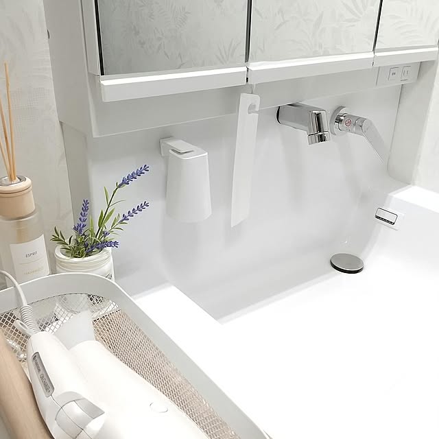 Bathroom,100均,ダイソー,スクレーパー,水切り,シリコン製,洗面台掃除,やわらか素材,ふぇいくフルーツ,フェイクフラワー,ラベンダー,tower,浮かす収納,一体型,TOTOオクターブ,エスプリ,ディフューザー,イケア,リーサトルプ仕切り付き,メッシュバスケット,三面鏡,ドライヤー収納,ハピネス,ホワイトインテリア meiの部屋