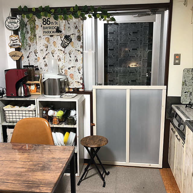 Kitchen,猫柄カーテン,猫が好き,ダイソー手ぬぐい,綿半ホームエイド,冷気対策,二重ドアDIY,扉DIY,カフェスペース,カフェ風,カフェ風キッチン,出入り口,手作り扉,カインズホームのプラダン,寒さ対策,団地,古い団地,カインズホーム,手作り,セリア,セリア率高め！笑,セリアリメイクシート,セリアの雑貨,セリアフェイクグリーン,ダイソーフェイクグリーン,プラダンDIY 38の部屋