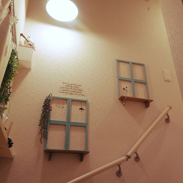 On Walls,フォトフレーム窓枠風,壁つけ照明,階段の壁 kazuの部屋