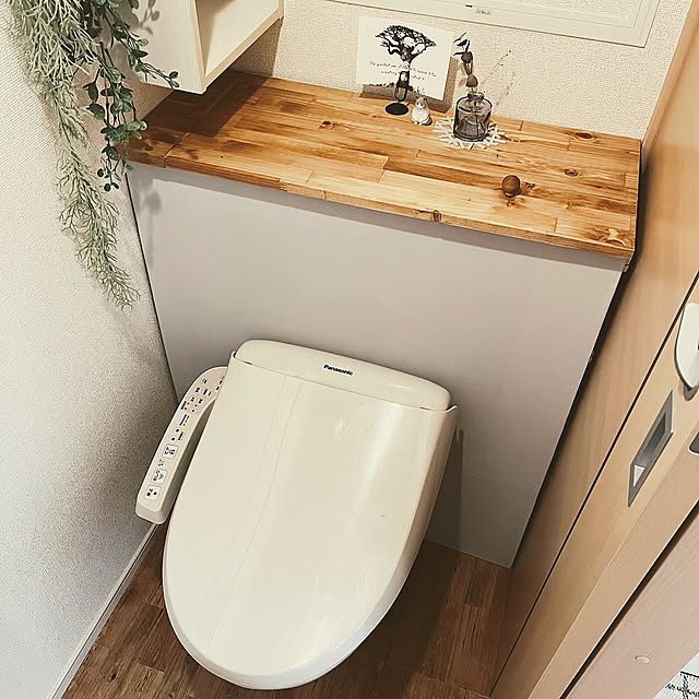 Bathroom,ダイソー,集成材で棚DIY,ワトコオイル ミディアムウォルナット,トイレタンクカバーDIY,seriaリメイクシート,一人暮らし,シンプルインテリア,いいね♪いつもありがとうございます❤️,DIYのある暮らし,スッキリ暮らす,賃貸でも諦めない！ matteaの部屋