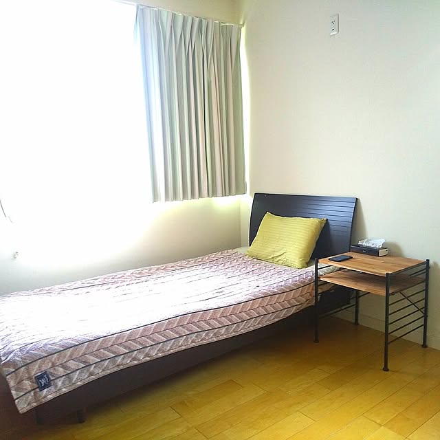 Bedroom,夜を楽しむインテリア,収納,DIY,収納棚,DIY棚,整理整頓,寝室,ベッドサイド,2段ラック,柿渋塗装,ニトリのカーテン,ベッドサイドテーブル,ニトリ rikkyの部屋