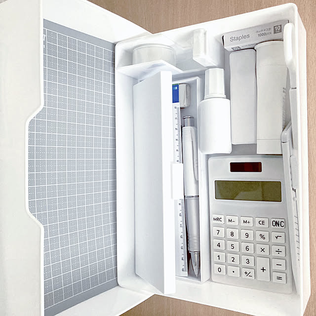 自分専用文具,各部屋に文具がありますが…,セリアの蓋付き収納ケース,出来るだけホワイトで,道具箱みたいな…,持ち運びOK,文房具収納,築37年,昭和の家,東西に長い家,参道沿いに建つ家,My Desk,イベント参加 mommyの部屋