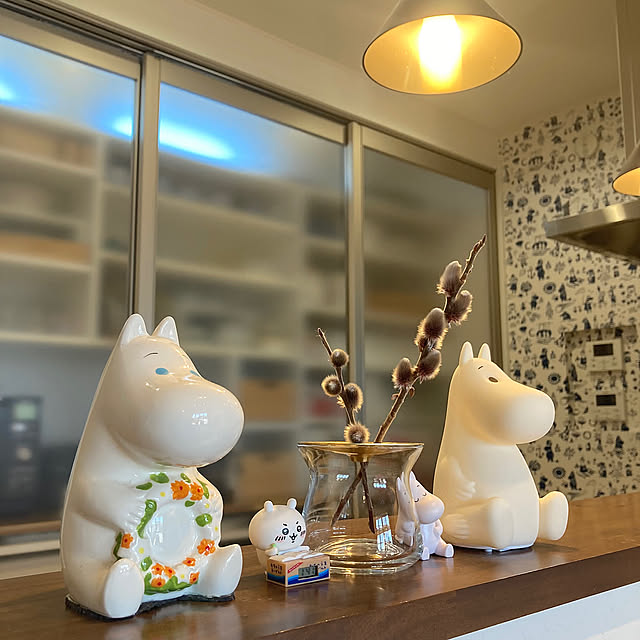 Kitchen,ムーミン 壁紙,ネコヤナギ,真鍮,フタガミ ペンダントランプ,キントー フラワーベース,キントー LUNA,ちいかわ,ムーミン,お気に入りアイテム mkmkmoominの部屋