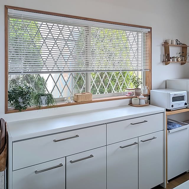 Kitchen,すっきり暮らす,カップボード,グリーン,ホワイトインテリア,ナチュラルインテリア,ブラインド,ニチベイ,窓辺,癒し,3枚投稿です,シュガーバイン,見ていただきありがとうございます,スタンプラリーお疲れ様です♡ mak.の部屋