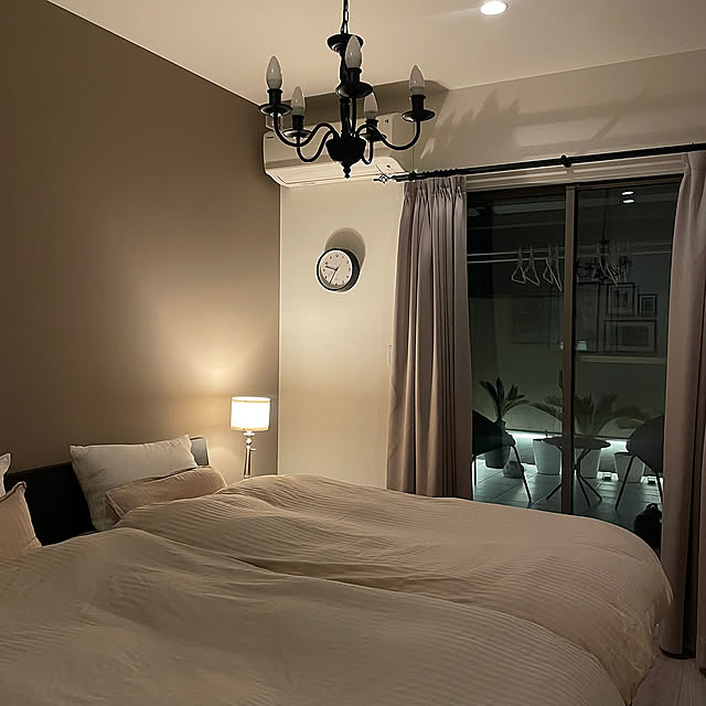 Bedroom,バルコニー,スタンドライト,赤みブラウン,セピアカラー,シャンデリア,アクセントクロス　グレージュ,アクセントクロス,間接照明,ラグジュアリーモダン,海外インテリア,Glam Style,照明 ririの部屋