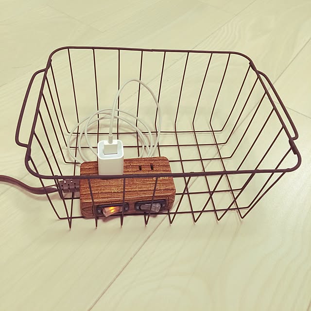 Lounge,ワイヤーバスケット,充電器,充電器隠し,延長コード,コンセント,セリア,100均,一人暮らし,カゴ収納 mikaの部屋