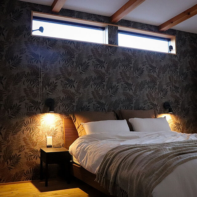 Bedroom,アクセントクロス,ボタニカル,漆喰天井,梁のある天井,壁付けライト bluestoneの部屋