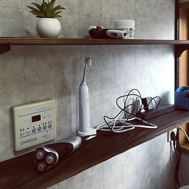 Bathroom,お金をかけないDIY,住みやすくDIY,築25年,シェーバー充電,電動歯ブラシ,洗面所の棚,DIY enchiの部屋
