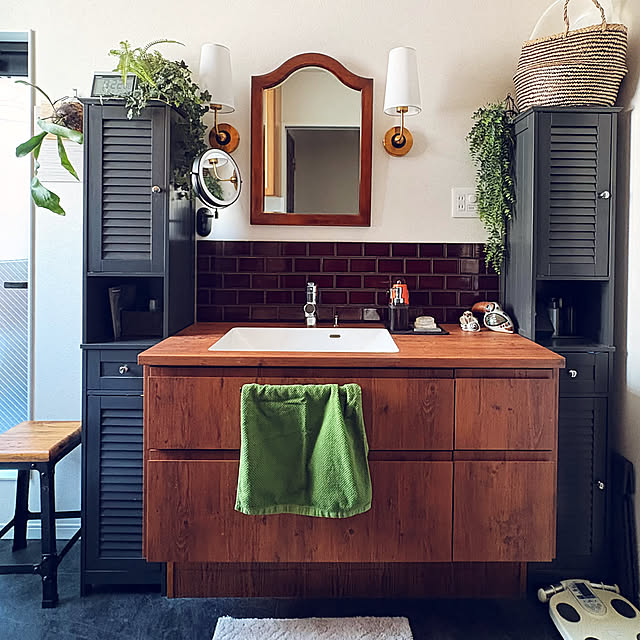 Bathroom,洗面スペース,ディスプレイ,アンティーク雑貨,トナラ焼,ランドリールーム,洗面所インテリア,アイカ洗面台,観葉植物,グリーン,ビカクシダ,キャビネット,トナラ焼き,ディスプレイコーナー,アンティークのある暮らし,雑貨のある暮らし ymymcurryの部屋