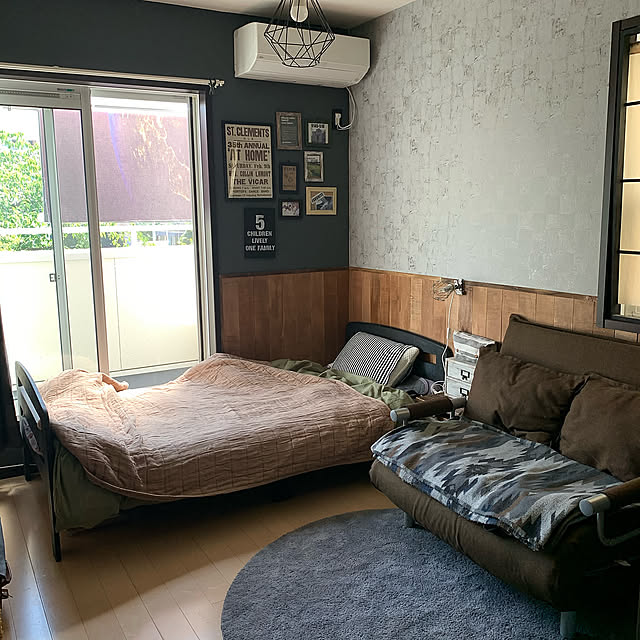 ソファベッド,子沢山インテリア,かっこよくしたい,コンクリート柄壁紙,IG⇨SAKICHIN55,DIY,5児ママ,板壁,ニトリ照明,壁紙リメイク,ラグ,Bedroom,猫の爪研ぎ防止,ベニヤ板で板壁風 kodakusan.sakiの部屋