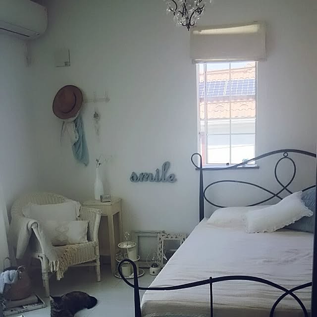 Bedroom,シャンデリア,ねこと暮らす。,開放感に憧れる,シャビー,心地いい暮らし,日当たり良好,海外インテリアに憧れる,パリのカフェをイメージ,ブルーグレー,まだまだ改造中 mikemomoの部屋