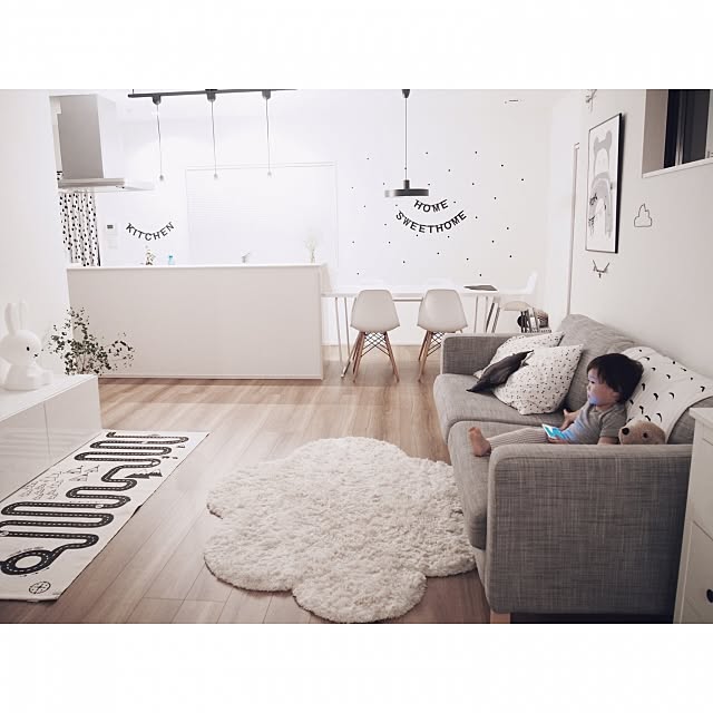 Lounge,こどもと暮らす。,白黒,IKEA,雲,ig☞chay_ttt,レターバナー,モノトーン,ウォールステッカー,小さなお家,北欧,シンプル,観葉植物,ミッフィー,リビング,アドベンチャーラグ,かすみ草,凸ランプ chakiの部屋