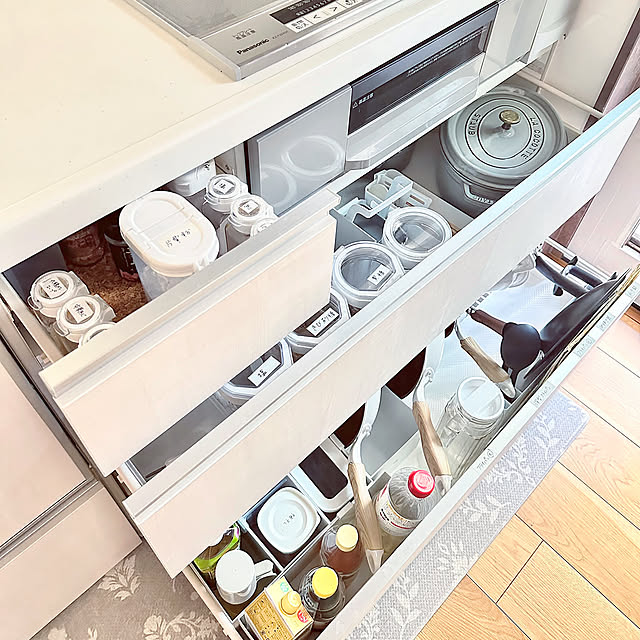 Kitchen,ワンアクションで効率よく出したい,ワンアクションで出せる収納,ワンアクション収納,時短⁉︎ズボラ⁉︎,時短家事,時短アイテム,DAISO保存容器,フレッシュロック 白パッキン,フレッシュロック,詰め替える派,調味料はしまう派,コンロ下引き出し収納,コンロ下の収納,コンロ下引き出し,コンロ下,コンロ下収納,調味料収納 Re_の部屋