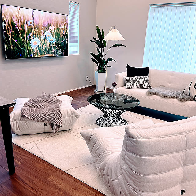 Lounge,R6.04.28,海外風インテリア,観葉植物,フロアライト,トーゴ,花のある暮らし,スタイリッシュモダン,リーン・ロゼ,壁掛けテレビ,クッション,ラグ,Francfranc コーヒーテーブル,ソファ izumikoの部屋