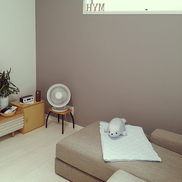 Lounge,HOME COORDY,ホームコーディ,HOME COORDY COLD,モニター当選,モニター中,アイスコールド タオルケット,アザラシ抱きまくら,接触冷感,持続冷感,モロッカン柄,夏の寝具,オススメ寝具,ありがとうございます,アクセントクロス,無印良品,サーキュレーター,サーキュレーター低騒音ファン大風量タイプ,無印良品のサーキュレーター,スツール,ブラウン,ラフィアのかご,TVボード,観葉植物,電話機,akkoちゃんのドイリー♡,あかりとり窓,明かりとり窓,ニトリのソファー,アルファベットオブジェ suzuの部屋