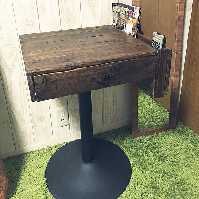 My Desk,カフェテーブル,ウッドプロ,セリアの取っ手,セリア,ワンルーム,DIY,一人暮らし,賃貸,アンティーク,100均,足場板,ブライワックス,古材,収納 shota26の部屋