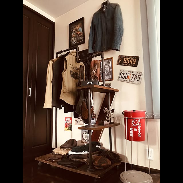 ハンギング,エアプランツ,ブラックボード,黒板,ダストビン,男前インテリア,男前,カフェ,バスロール,壁面収納,レンガ,ジャックダニエル,金網,DIY,セリア,ダイソー,100均リメイク,100均,ウイスキー,枕木,エアコンリメイク,ステンシル,ブリキ看板,ブリキ雑貨,ブリキ,ミルクペイント,ターナー,アイアンペイント,アイアン手摺,アイアンバー,アイアン家具,アイアン,レザー,スカル,ドクロ,ワイヤー,ワイヤーバスケット,LEDピクチャー,スツール,アンティークトランク,トランク,チェーン,世田谷ベース,ARMY,ミリタリー,ブルックリン,インダストリアル,シャビー,ジャンク,オールドアメリカン,レトロアメリカン,レトロ,ヴィンテージアメリカン,ヴィンテージ,アンティーク,アメリカンヴィンテージ,アメリカン雑貨,アメリカン,バスロールサイン,本棚DIY,本棚,アイアンラック,流木,パイプラック,jazzカフェ風な部屋,ガス管シェルフ,ルート66,ガス管ウォールラック,渋いのが好き,金網シェルフ,ガス管ハンガーラック,男前化計画,ウイスキーボトル,ウイスキー樽,ウイスキーの瓶,ウイスキー棚,Overview,衣類収納 Addictionの部屋