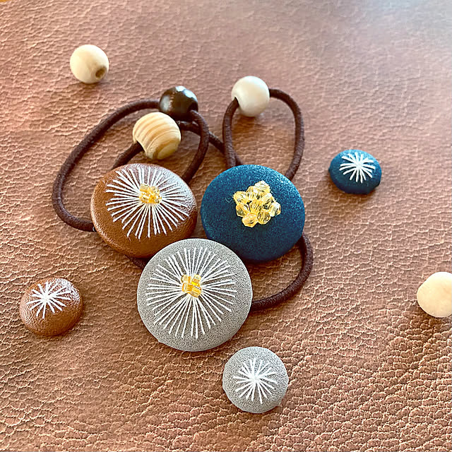 フェイクレザー,ウッドビーズ,くるみボタン,刺繍,ヘアゴム,わたしのハンドメイド 秋,ハンドメイド,ダイソー,こどもと暮らす,お花の形,建売住宅,ナチュラル,My Shelf merutoの部屋