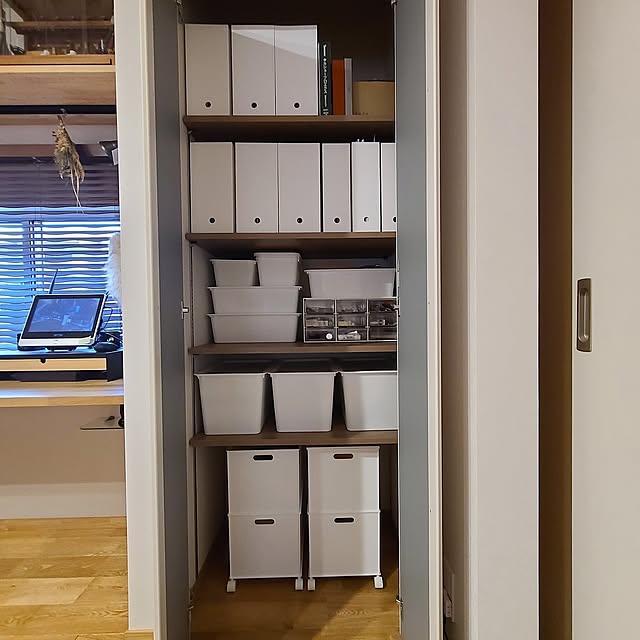 Lounge,捨て活,平屋暮らし,扉つき収納棚,可動棚,捨て活しました！,ダイニング横の収納,入居３年目,見直しました,詰め込み収納,ニトリ収納BOX,ニトリNインボックス,キャスター付けました,出し入れしやすい収納,出し入れラクラク,余裕のある収納,大満足,きれいをキープしたい,整理整頓 Rubiconの部屋