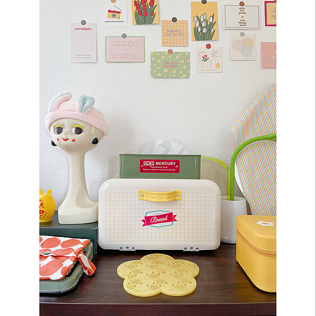 ポストカード,ベッドマネキン,ツイッギー,MERCURY,ティッシュケース,メイク収納,ドレッサー,メイクスペース,昭和レトロ,レトロポップ,ポップ,スキンケア,レトロ,ハングイットオール,アメリカンレトロ,ディスプレイ,アメリカンヴィンテージ,ミッドセンチュリー,賃貸インテリア,賃貸,北欧インテリア,カラフル,Bedroom,韓国インテリア,スペースエイジ maiyokoyamaの部屋