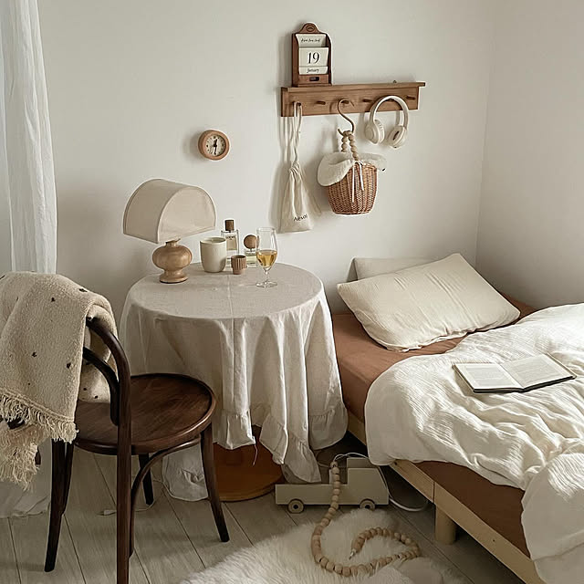 Bedroom,ナチュラルインテリア,模様替え,シェードランプ,アンティークチェア,海外インテリアに憧れる,ラウンドテーブル,Instagramやってます,ベージュインテリア,韓国インテリア,ig→emu__size,ブランケット,ローベッド emu.の部屋