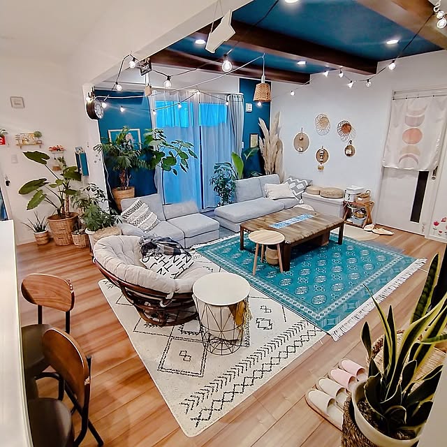 Lounge,お部屋を広く見せる工夫,化粧梁,パパさんチェア,しまむらのラグ,ブルーの天井,貼ってはがせる壁紙,両面時計,アクセントクロス,ニトリ,洗えるトルクメン風ラグ,観葉植物,リメイクシート,ソファー,クッション,ダウンライト,ストリングライト,カルディカメラ缶,メルカリで購入 Soraの部屋