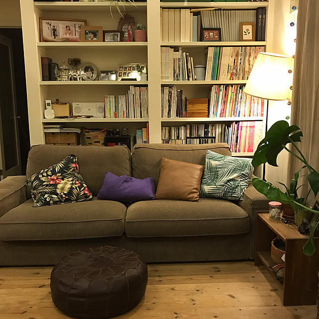 My Shelf,本棚,植物のある暮らし,観葉植物,クッション,IKEA,ZARA HOME,グリーンのある暮らし,モンステラ,NO GREEN NO LIFE,古いもの好き,ごちゃごちゃ,造り付け本棚,スタンド照明,プフ junの部屋