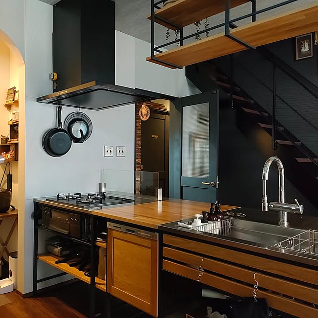 Kitchen,海外風インテリア,オープンキッチン,フレームキッチン,ウッドワン,インダストリアルインテリア,ウッドワンのキッチン,ウッド×アイアン,ウッド×ブラック,クロムク,木製キッチン,インダストリアル ヴィンテージ,ユカオキ,テンツリ Atelier_tamakiの部屋