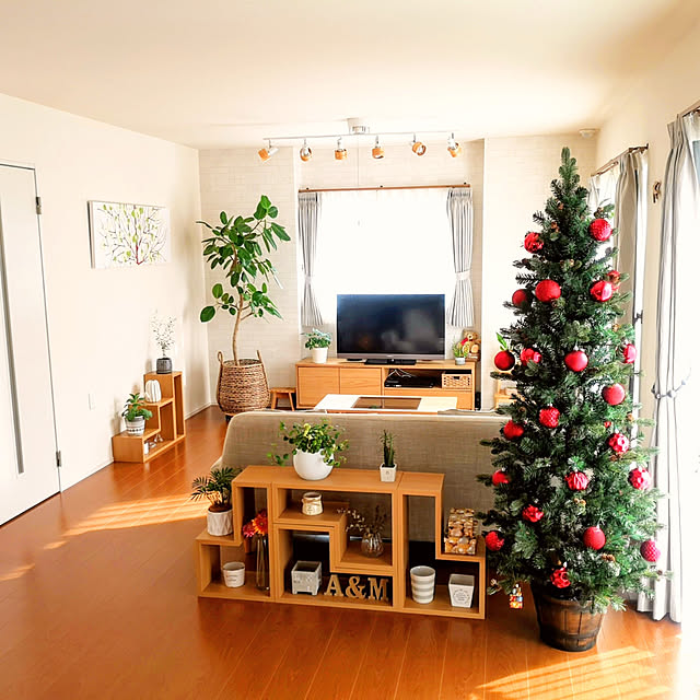 好みのクリスマスオーナメントでおしゃれに飾ろう。北欧風や 好みのクリスマスオーナメントでおしゃれに飾ろう。北欧風や